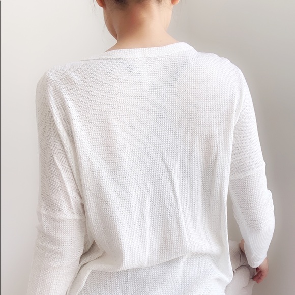 WHITE LONG SLEEVES V NECK TOP - Picture 7 of 8